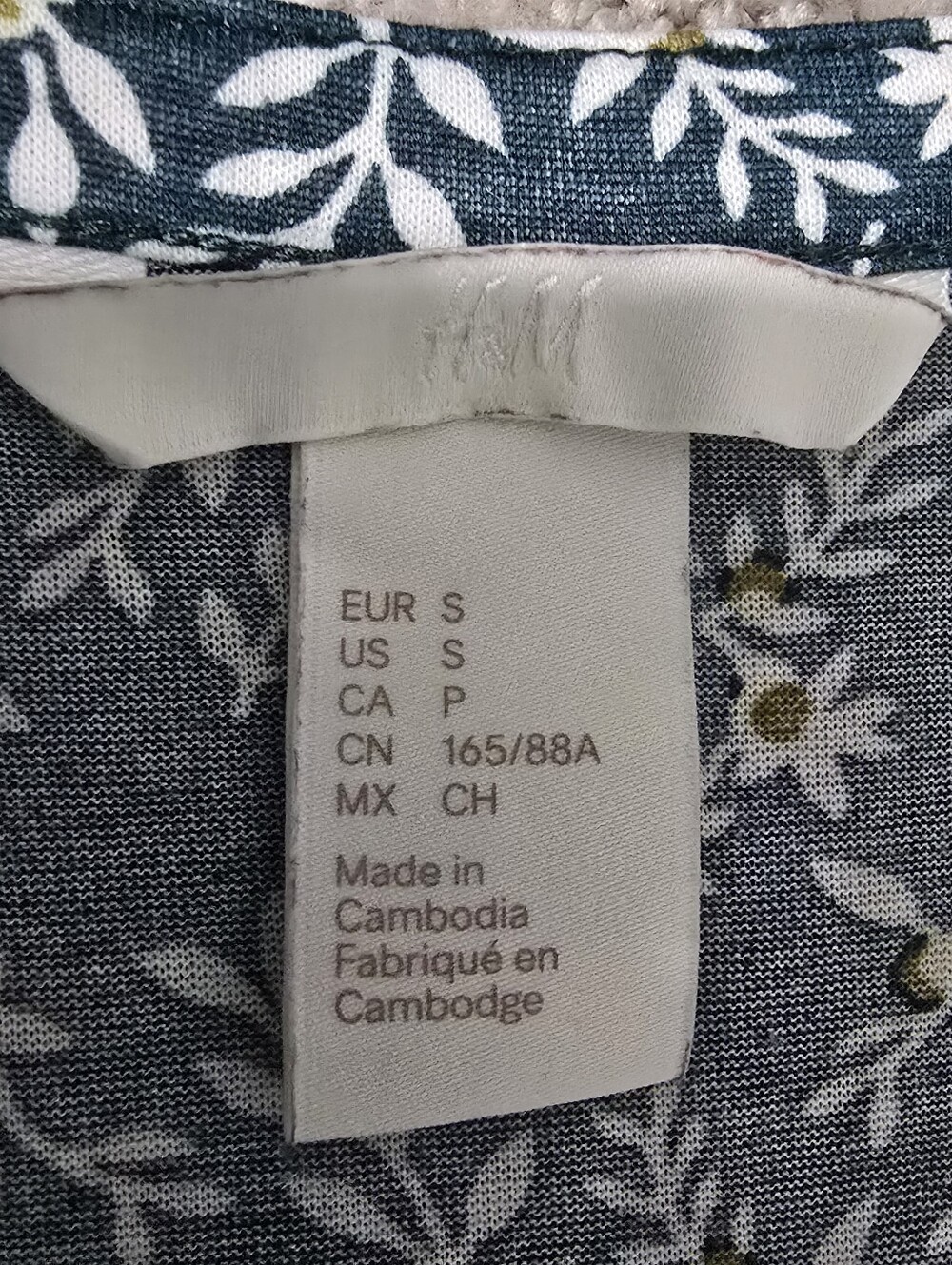 H&M Women’s Green Leaf-Print Henley Blouse, S - Picture 6 of 6